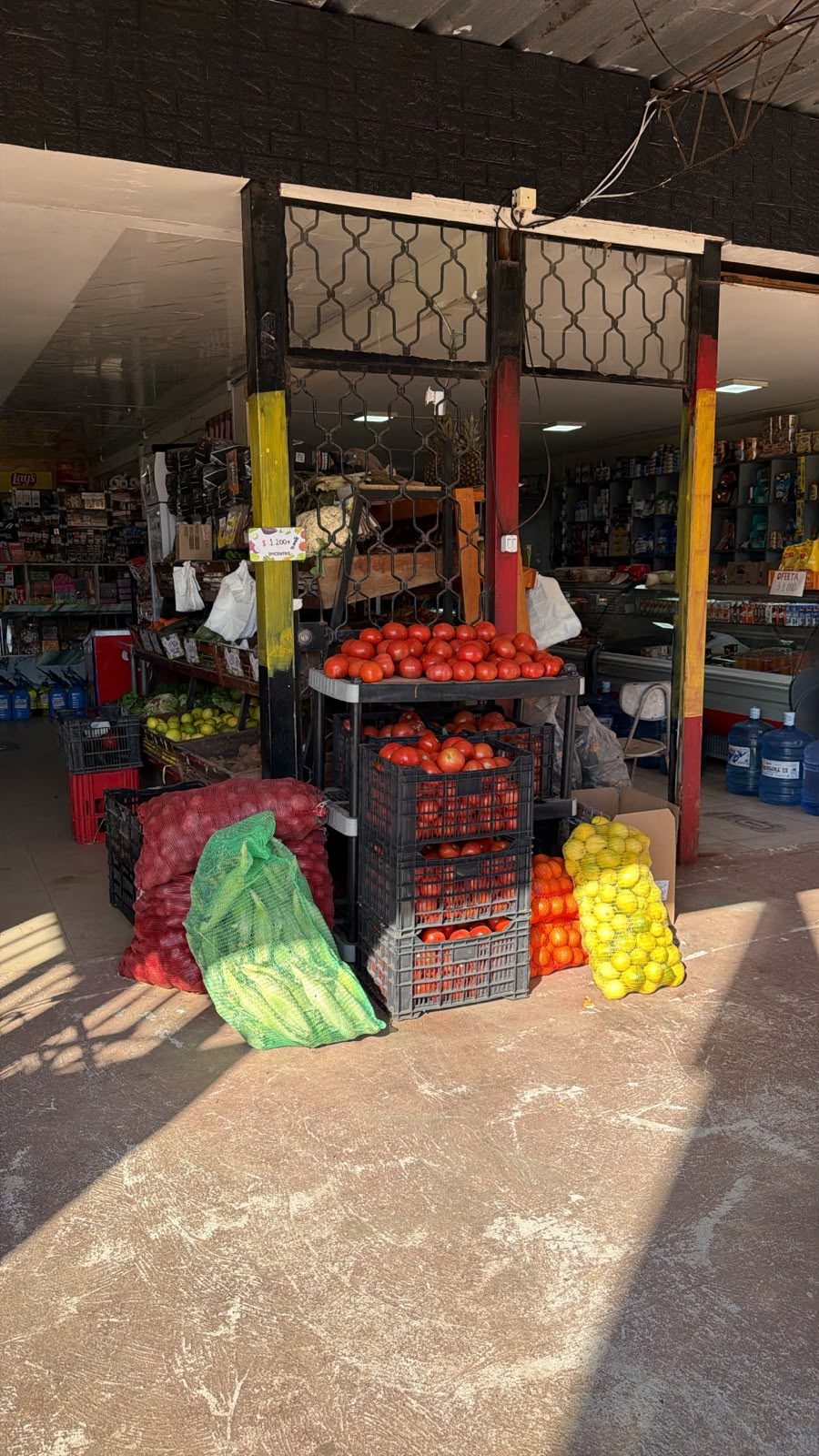Cajones de tomates y frutas